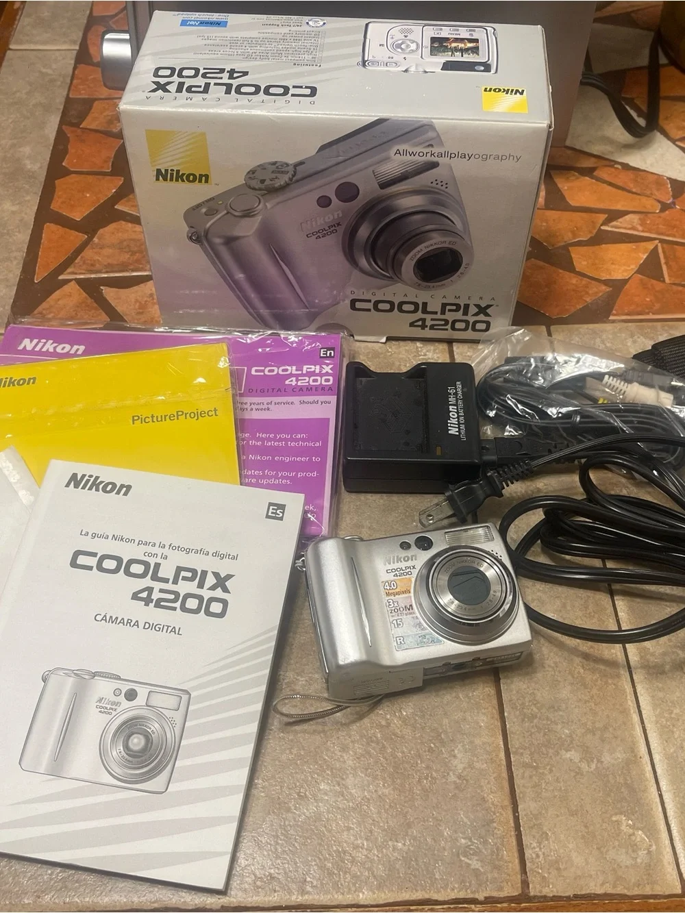 Nikon Coolpix 4200 Silver Digital Camera Boxed Artwork